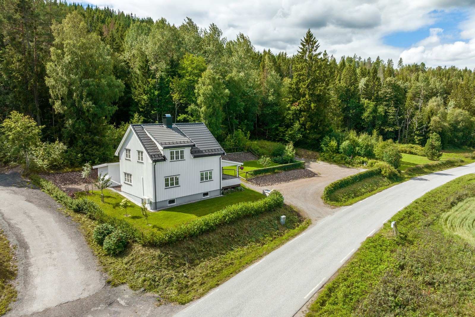 Idyllisk eiendom med romslig tomt. Galleribilde