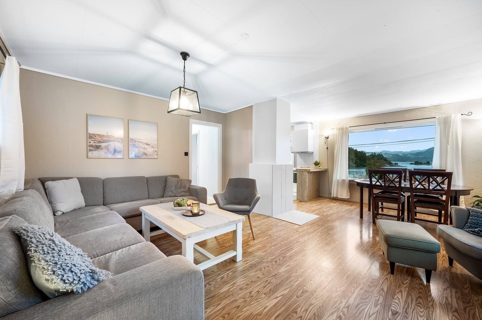 Lys og innbydende stue! Galleribilde