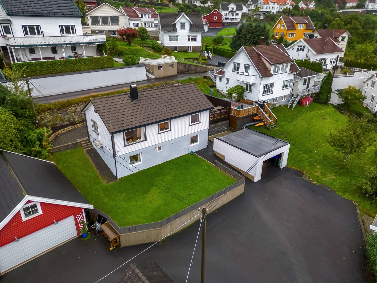 Tomta er pent opparbeidet med lettstelt plen, og solrik terrasse. Galleribilde