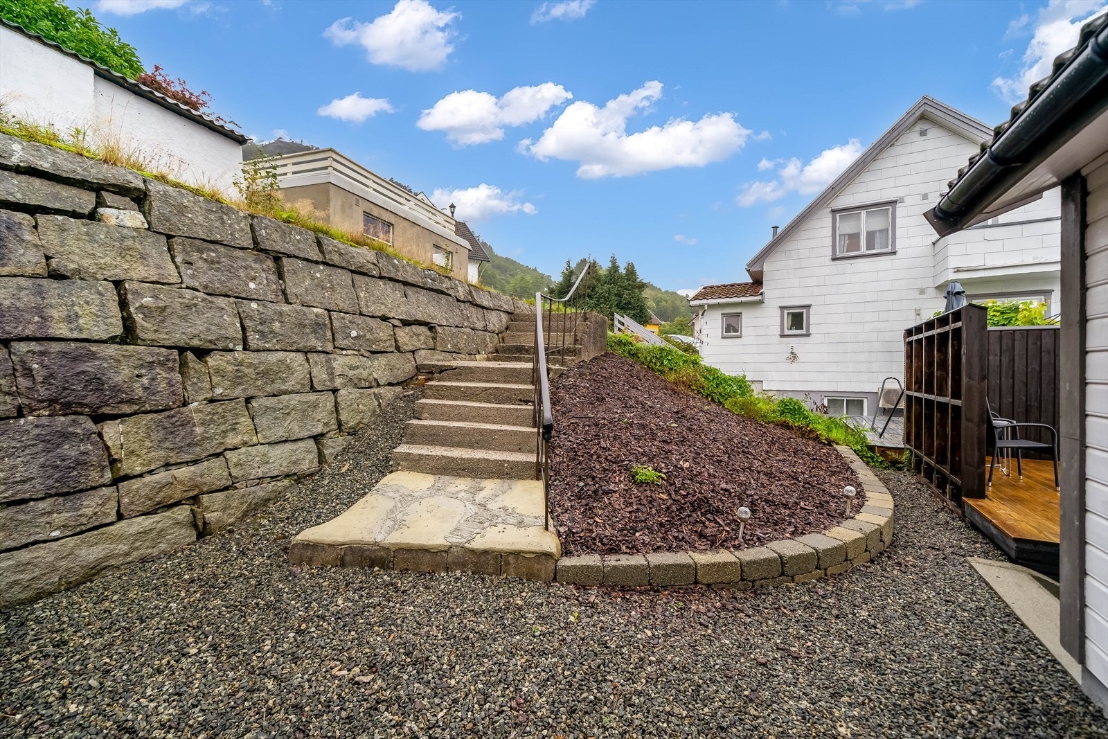 Nyere, flott anlagt trapp og støttemur! Galleribilde