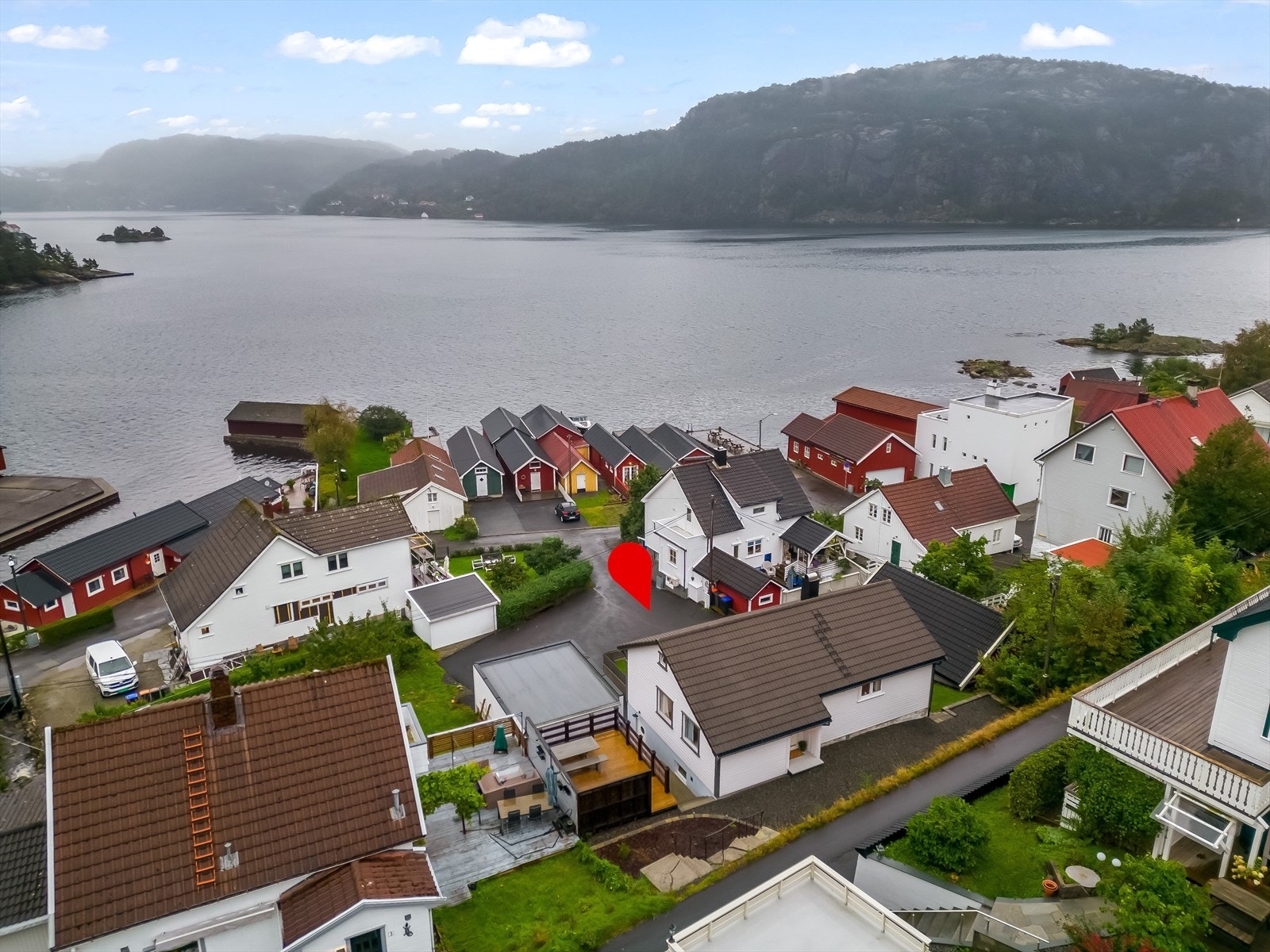Eiendommen ligger sjønært til! En liten rusletur fra boligen ligger kommunal brygge. Galleribilde