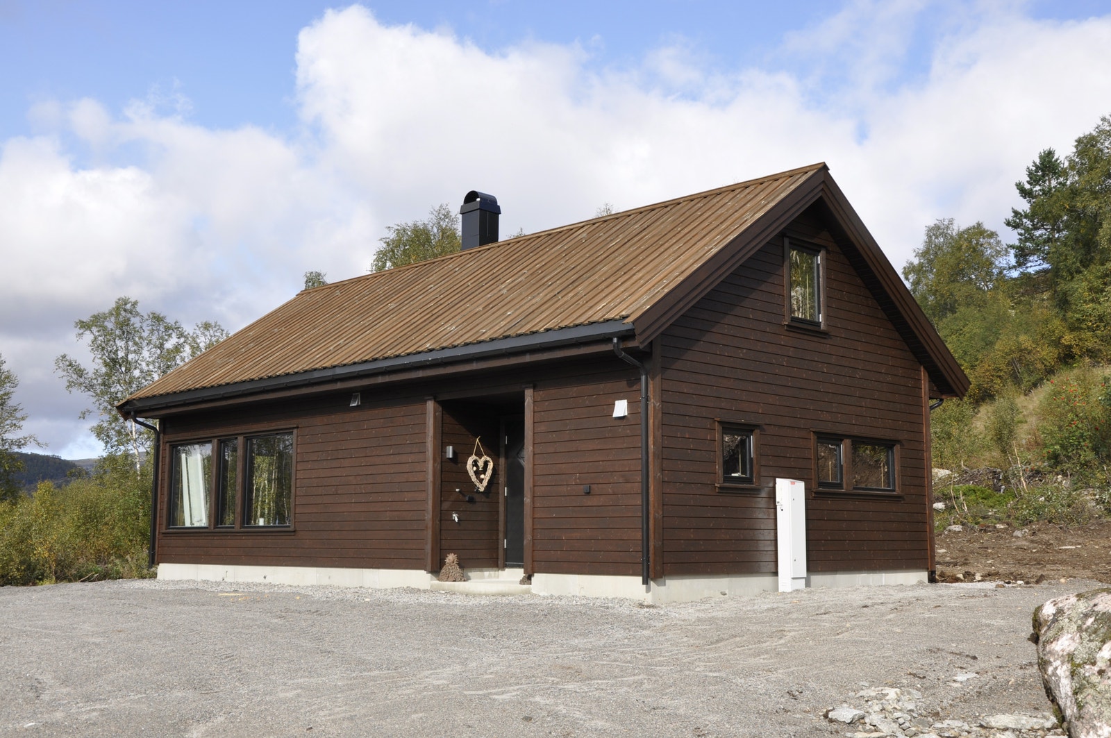 Bilde er tatt av lik hytte bygget på tomt 5. Det er ikke denne hytten som er til salgs. Men samme type Jogla D. på tomt 11. Galleribilde