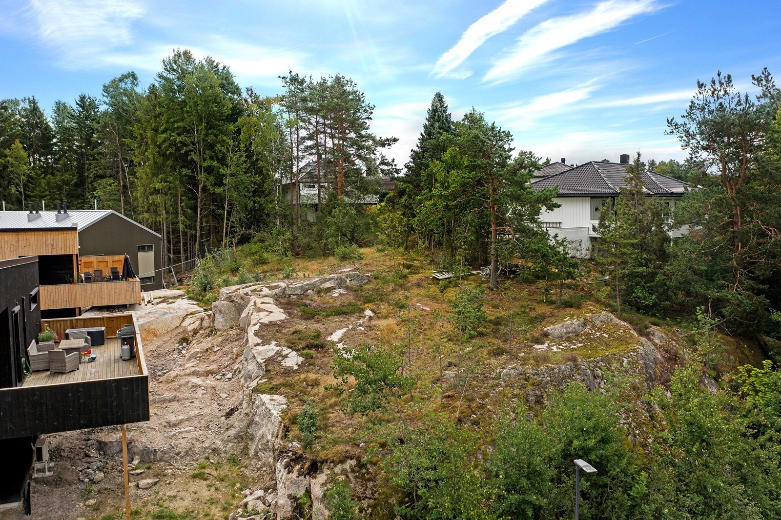 Tomten ligger høyt og solrikt Galleribilde