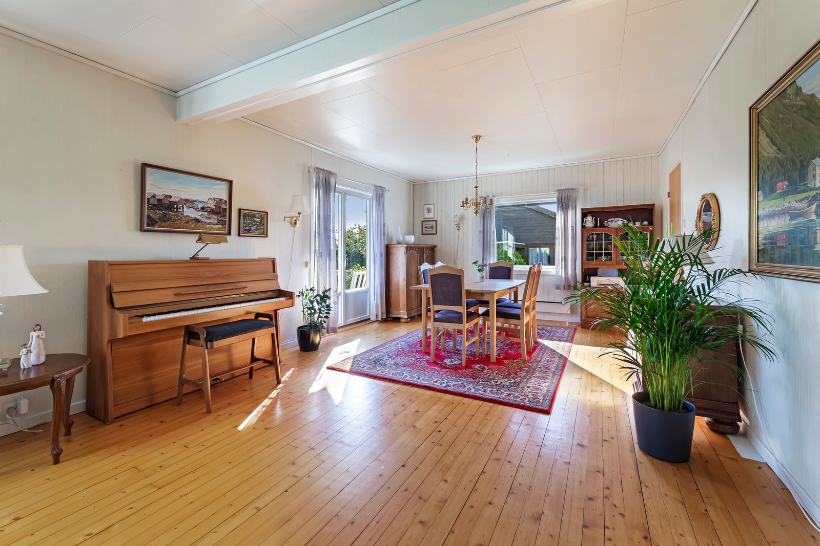 Fra stue er det utgang til veranda Galleribilde