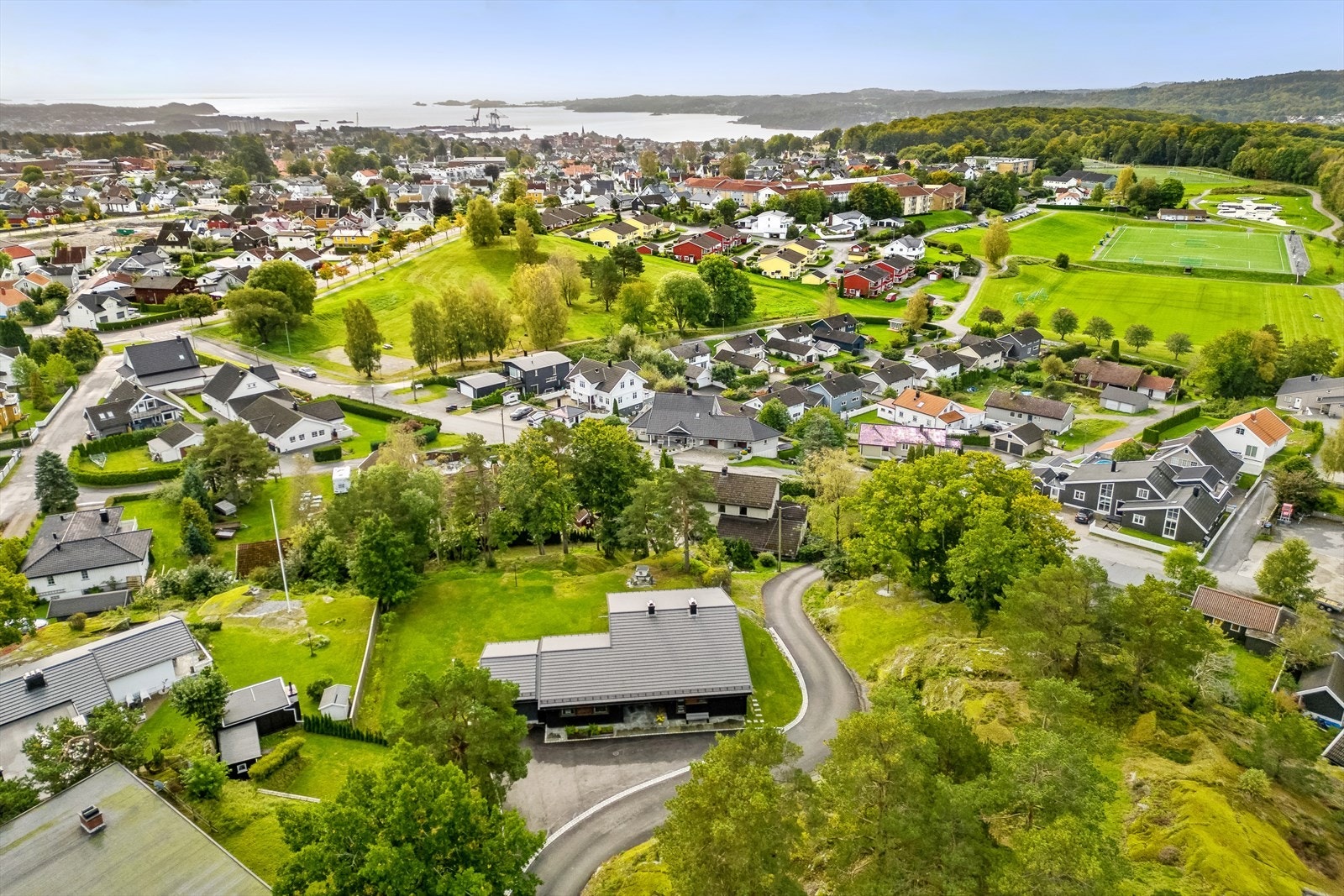 Eiendommen er beliggende på Nanset / Fagerli som ligger nord for Larvik sentrum. Galleribilde