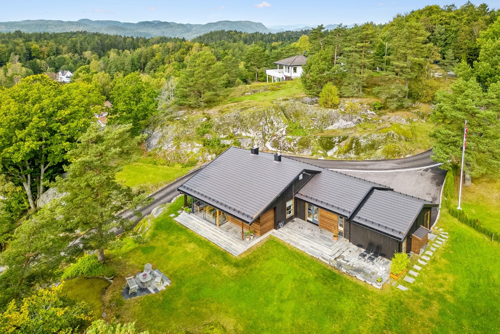 Dette er et tilbaketrukket og veletablert boligområde med nærhet bl.a. til sentrum, skoler, barnehager, turområder mm. Galleribilde