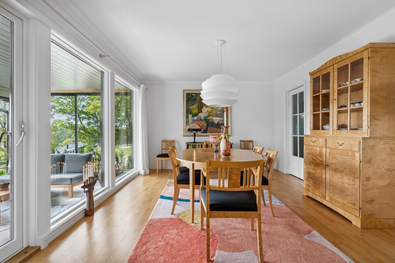 I spisestuen er det god plass til å kunne innrede med stort spisebord. Galleribilde