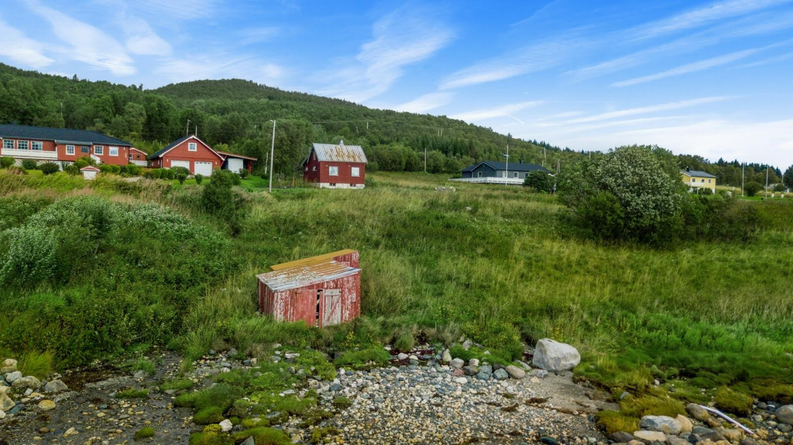 Eiendommen er på ca. 758 kvm. og inneholder enebolig og naust/sjøbu.