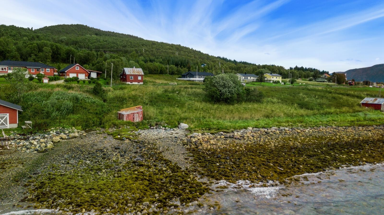 Boligen ligger sentralt til på Hansnes.