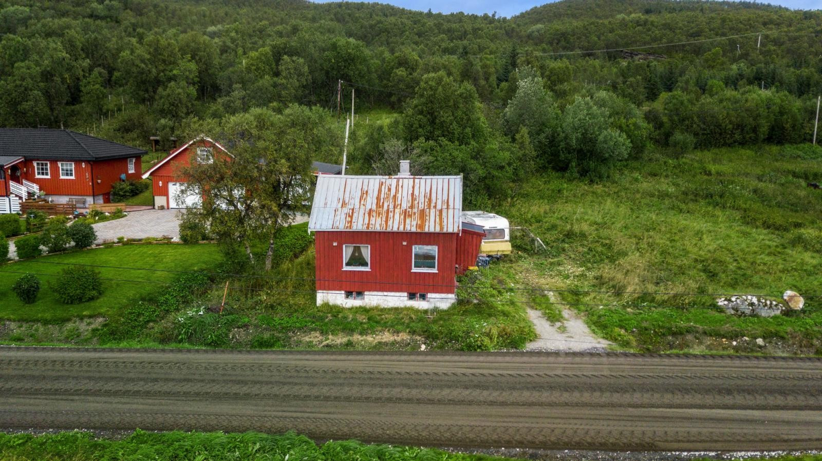Eiendommen er ikke vedlikeholdt i senere tid.