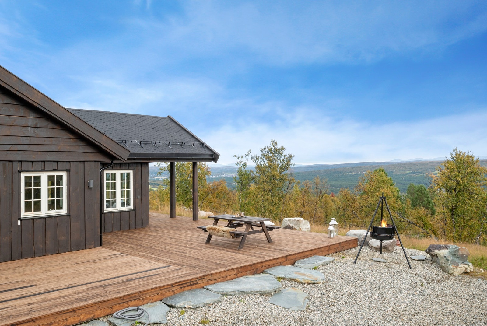 Fra hytta og terrassen har man en nydelig utsikt. Tomta er på hele 2.242m². Galleribilde