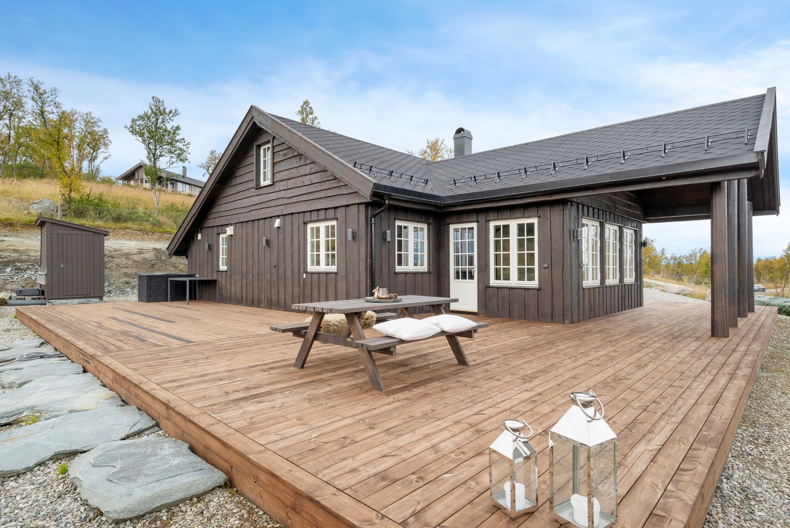 Her presenteres en moderne og innbydende hytte oppført i 2022 fra Familiehytta. Galleribilde