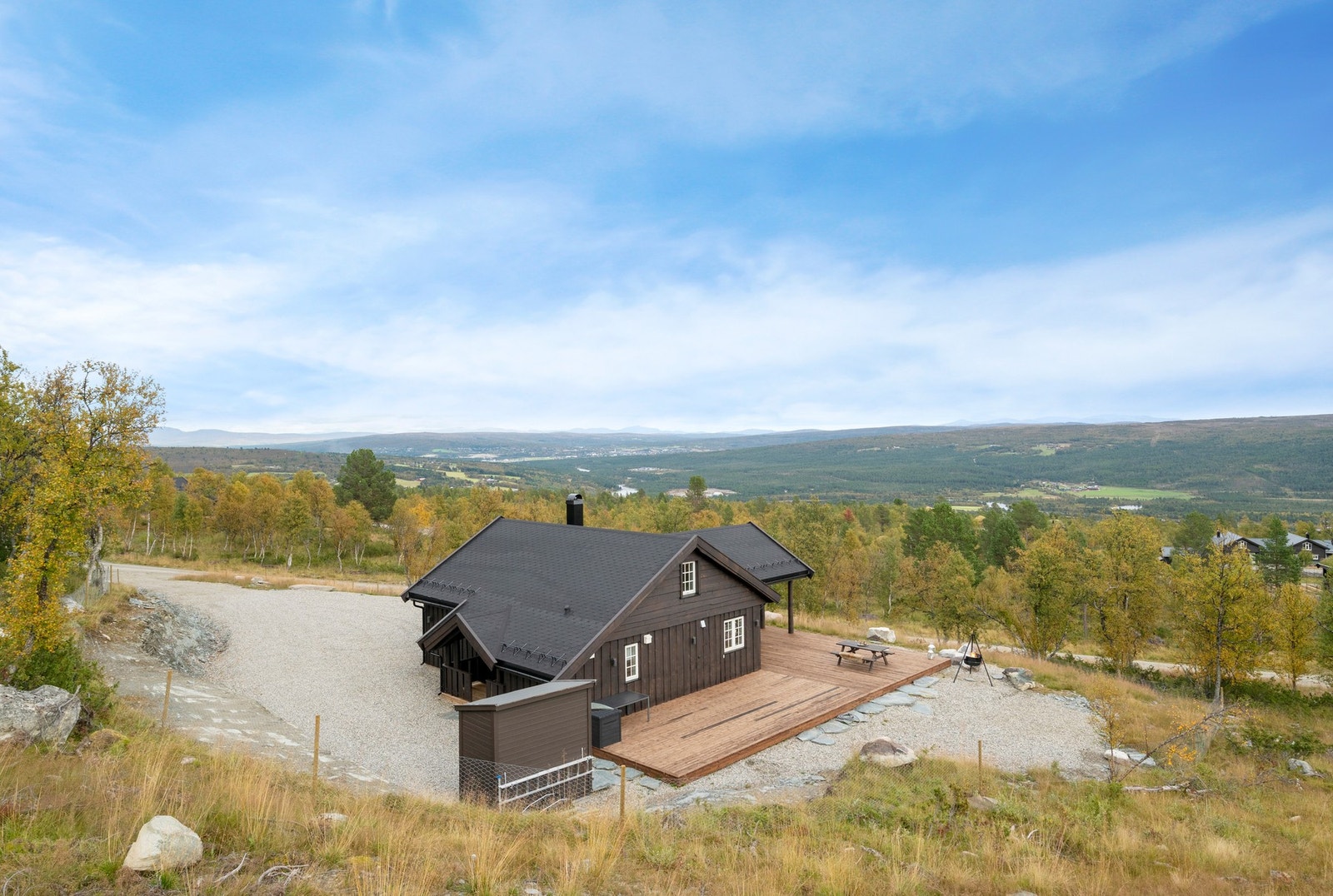 Her har du flotte turområder like utenfor døren. med kort vei før du passerer tregrensa, innover fjellet. Galleribilde