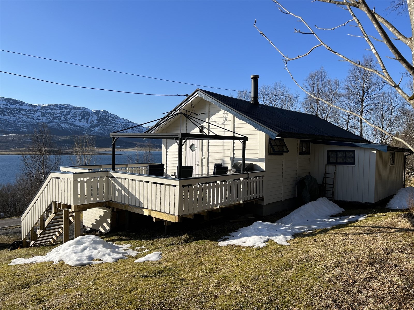 Romslig altan med meget fine utsynsforhold over sjø mot Skogsøy, Sjonfjellet og Nesna. Nærmeste småbåtmarina er ved fergeleiet. Galleribilde