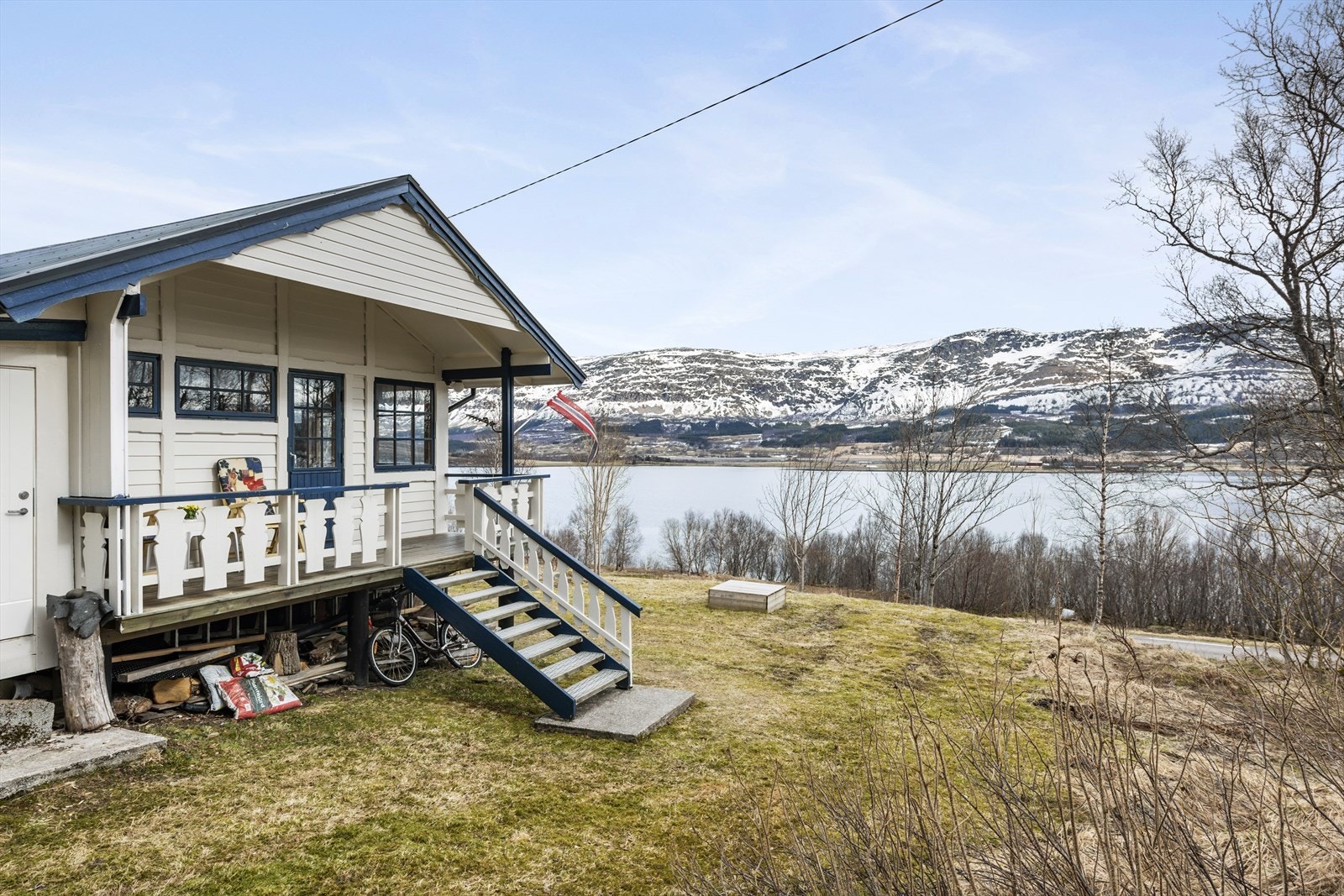 Her har du fine utsynsforhold over sjø mot Skogsøy, Sjonfjellet og Nesna. Nærmeste småbåtmarina er ved fergeleiet. Ved fergekaiet på Handnes er det både gjestebrygge og småbåthavn Galleribilde