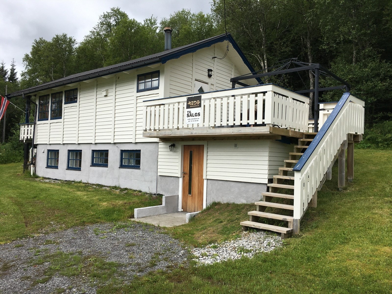 Velkommen - Eiendommen ligger ca. 10 km. fra fergekaia på Handnesøya langs fylkesvei 7382 mot Vassvika. Hytte Handnesøya - privat bilde tatt 13.07.2022 Galleribilde