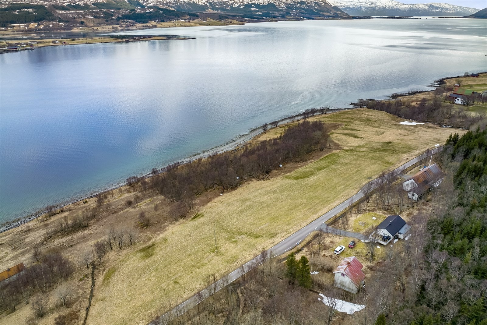 Eiendommen ligger ca. 10 km. fra fergekaia på Handnesøya langs fylkesvei 7382 mot Vassvika. Galleribilde