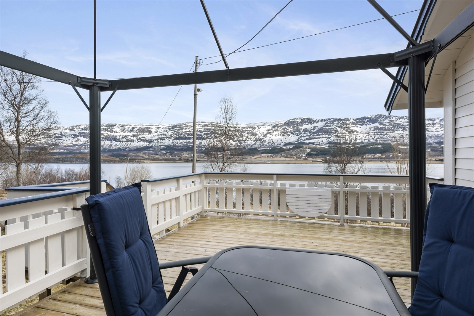Her har du fine utsynsforhold over sjø mot Skogsøy, Sjonfjellet og Nesna. Nærmeste småbotmarina er ved fergeleiet. Ved fergekaiet på Handnes er det både gjestebrygge og småbåthavn. Galleribilde