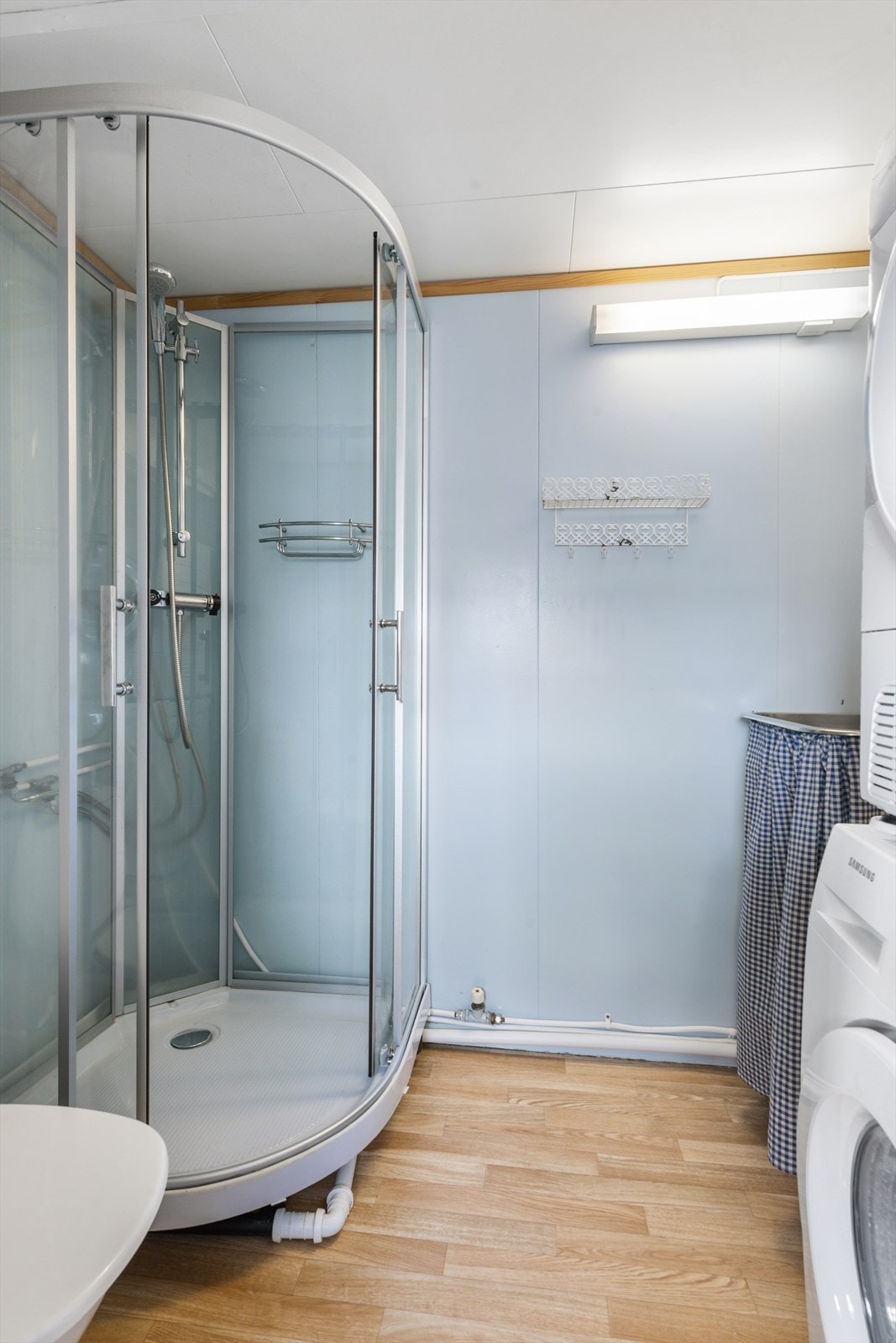 Bad/wc og vaskerom i underetasje. I tillegg er det toalettrom i 1. etasje hovedetasje. Galleribilde