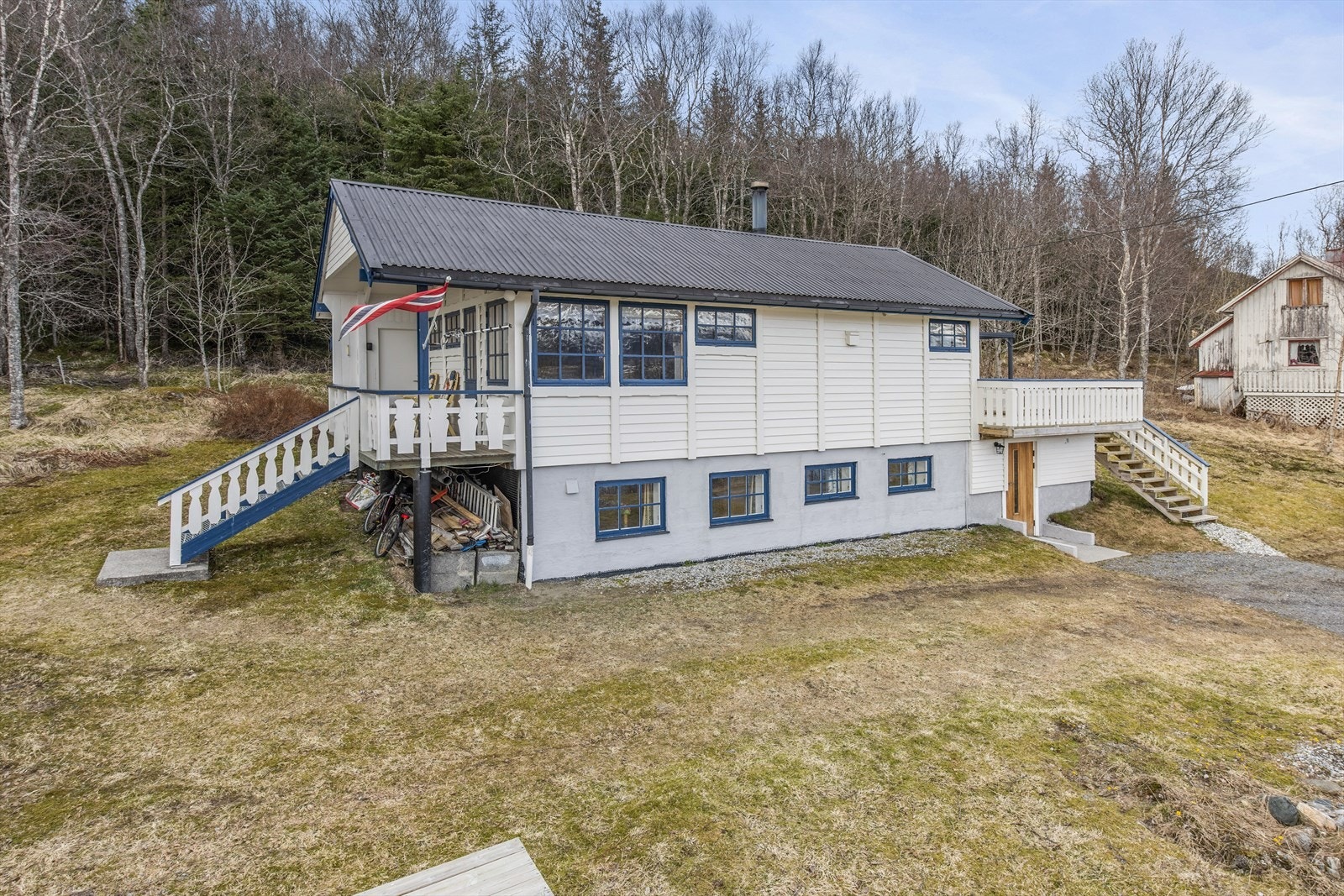 Velkommen - Eiendommen ligger ca. 10 km. fra fergekaia på Handnesøya langs fylkesvei 7382 mot Vassvika. Galleribilde