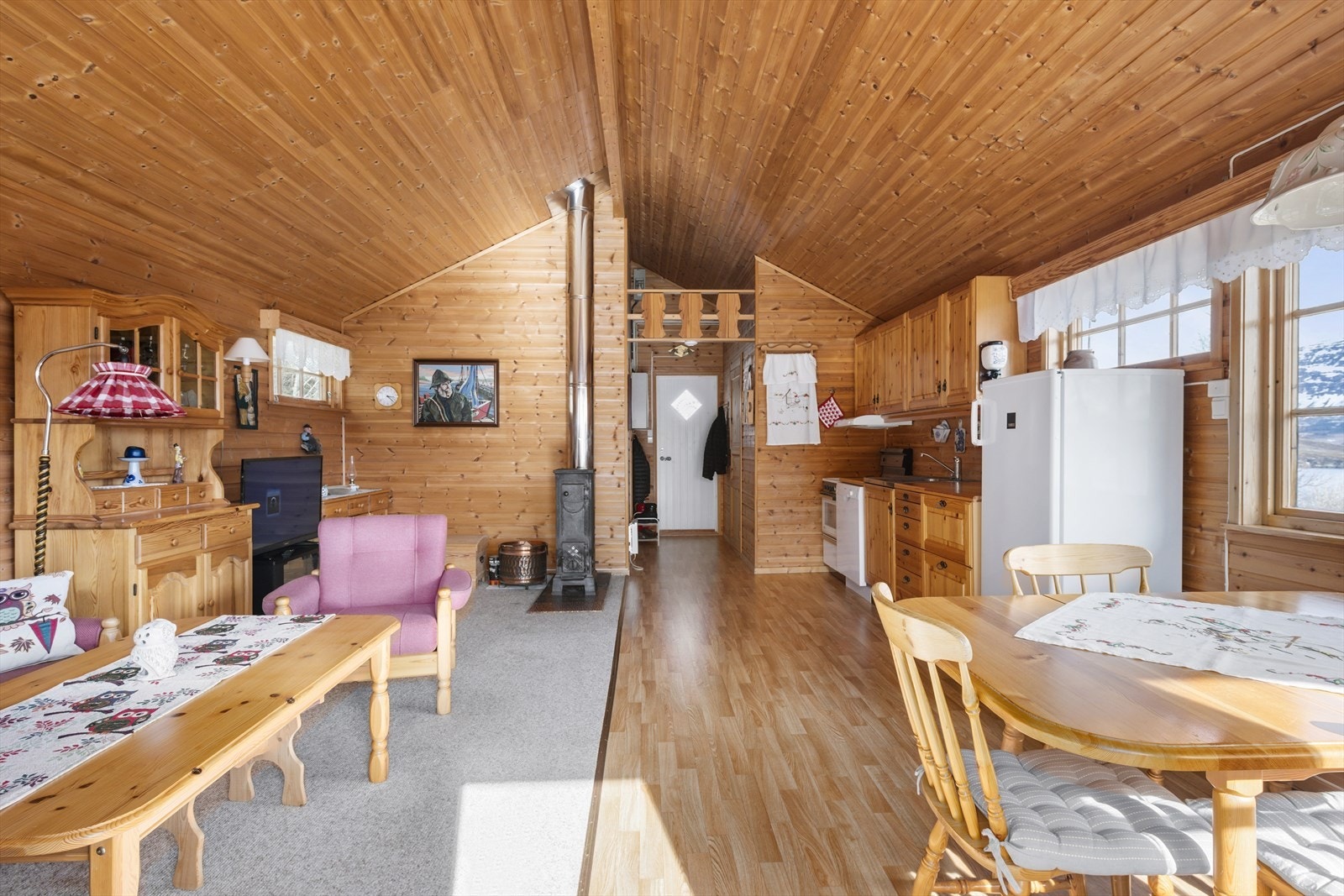 Stue og kjøkken har god takhøyde. Galleribilde