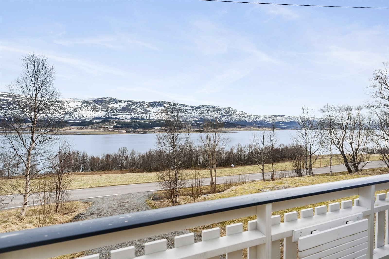 Eiendommen ligger ca. 10 km. fra fergekaia på Handnesøya langs fylkesvei 7382 mot Vassvika. Galleribilde