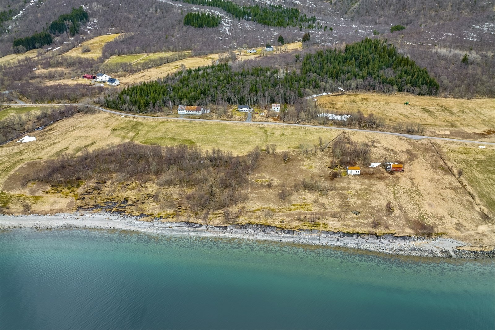Øyene er også populære steder å sykle med sine rette veier med få bakker. Ved Vallakleivene og i Vassvika er det regulerte hytteområder. I tillegg er det en rekke sommerhus på øya. Galleribilde
