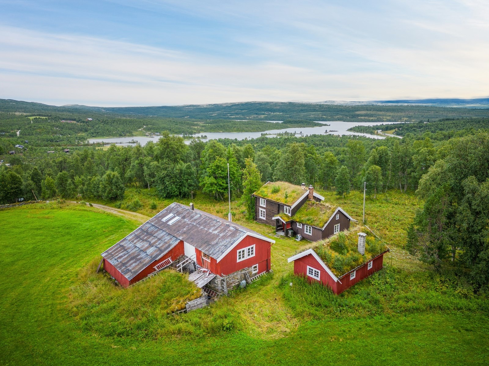 Flott fritidseiendom med en skjermet men samtidig sentral beliggenhet kun ca 8-9 min fra Røros sentrum. Galleribilde