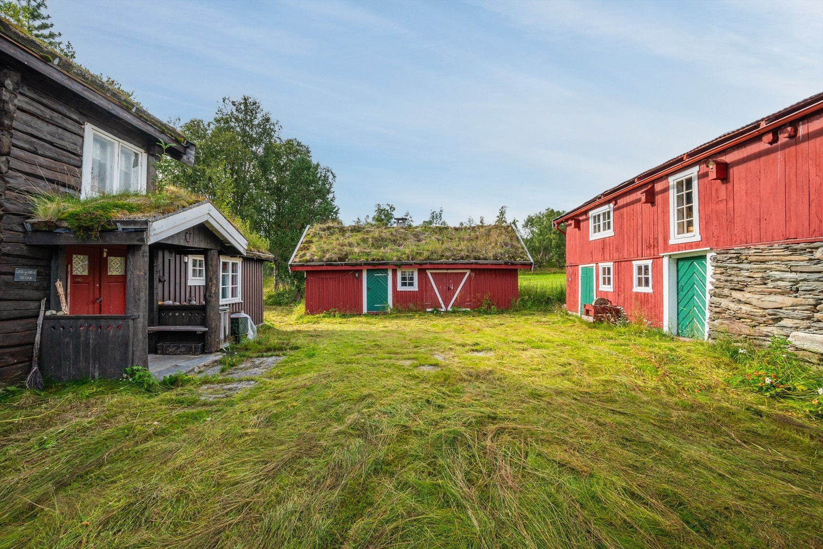 Bygningsmassen består av hytte, anneks og fjøs/låve. Galleribilde