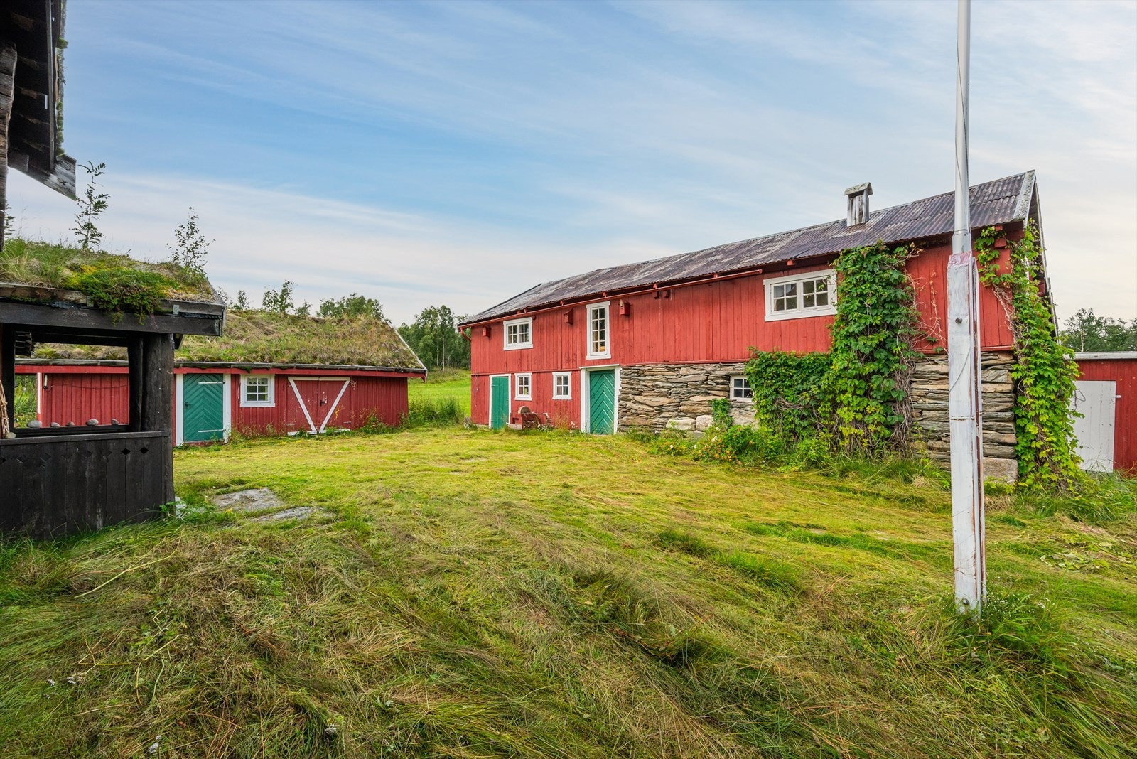 Det er bad både i hytta og i annekset. I fjøset er det god lagerplass samt innredet selskapslokale/atelier. Galleribilde