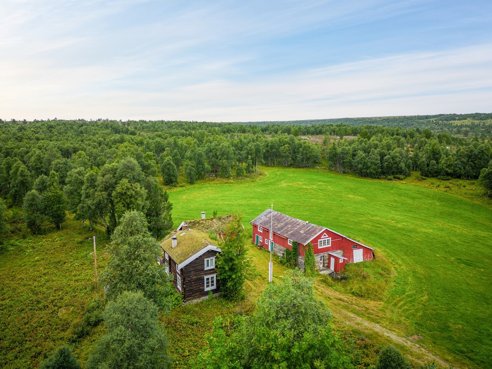 Jorda rundt eiendommen eies og slås av en gårdbruker i Djupsjølia. Galleribilde