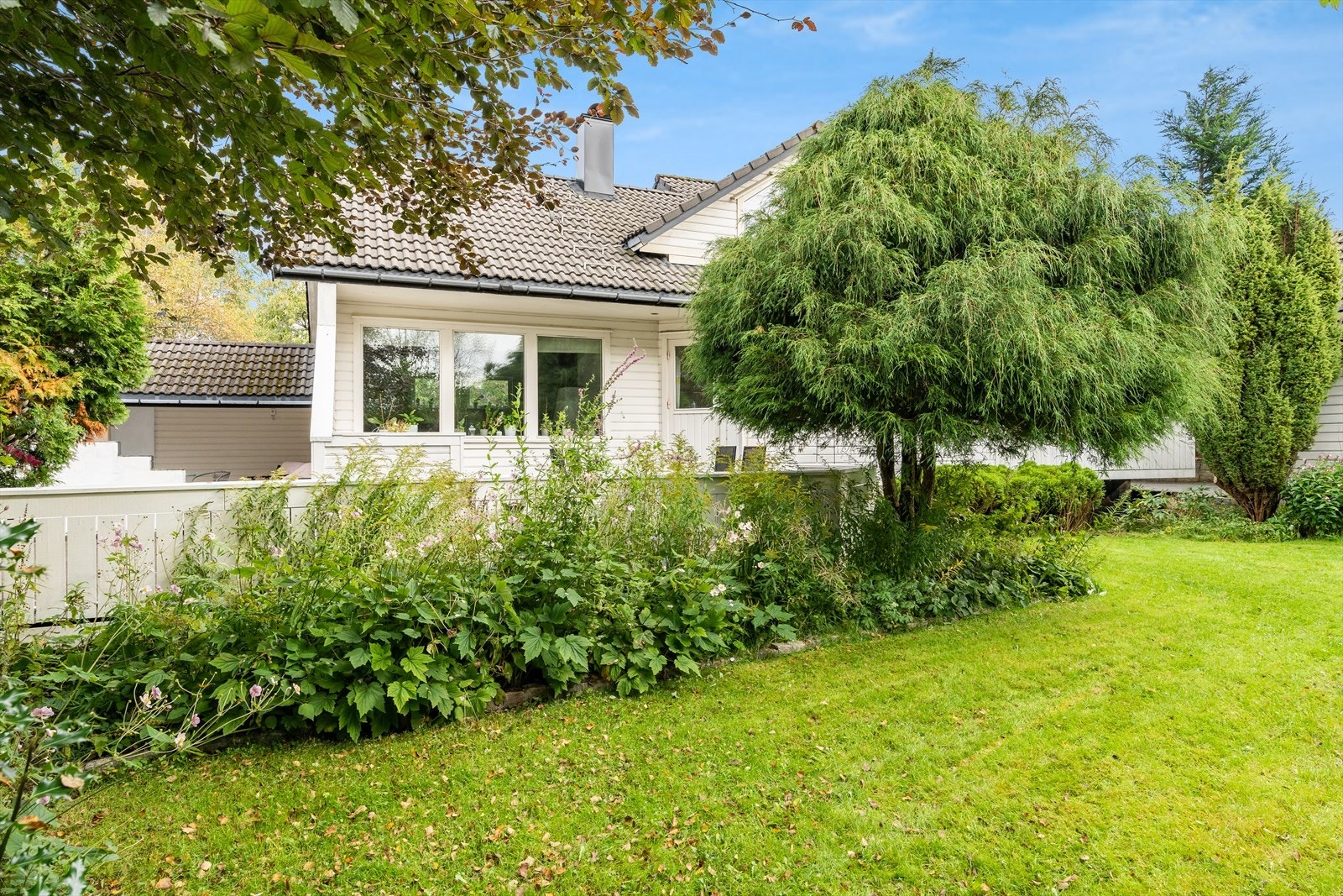 Fint opparbeidet hage Galleribilde