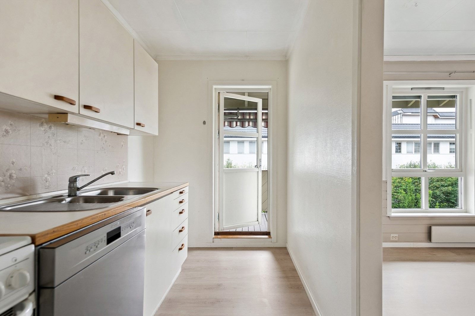 Lyst, delikat kjøkken med utgang til terrasse Galleribilde