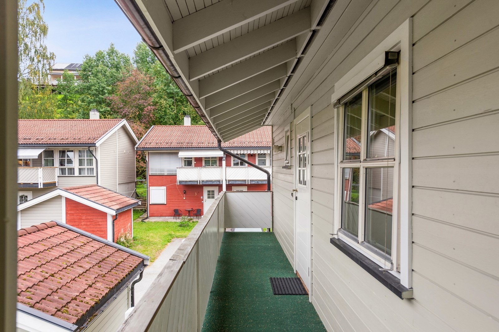 Overbygd svalgang ved inngangsparti Galleribilde