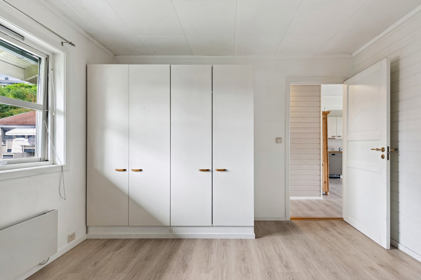 Romslig soverom med garderobeløsning Galleribilde