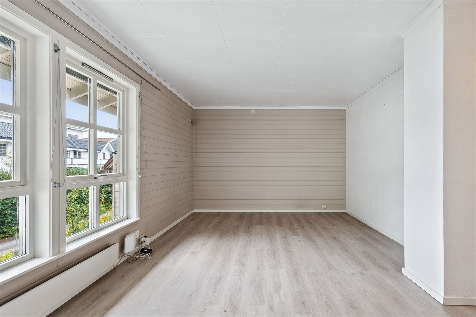 Store vindusflater gir en åpen og luftig romfølelse Galleribilde