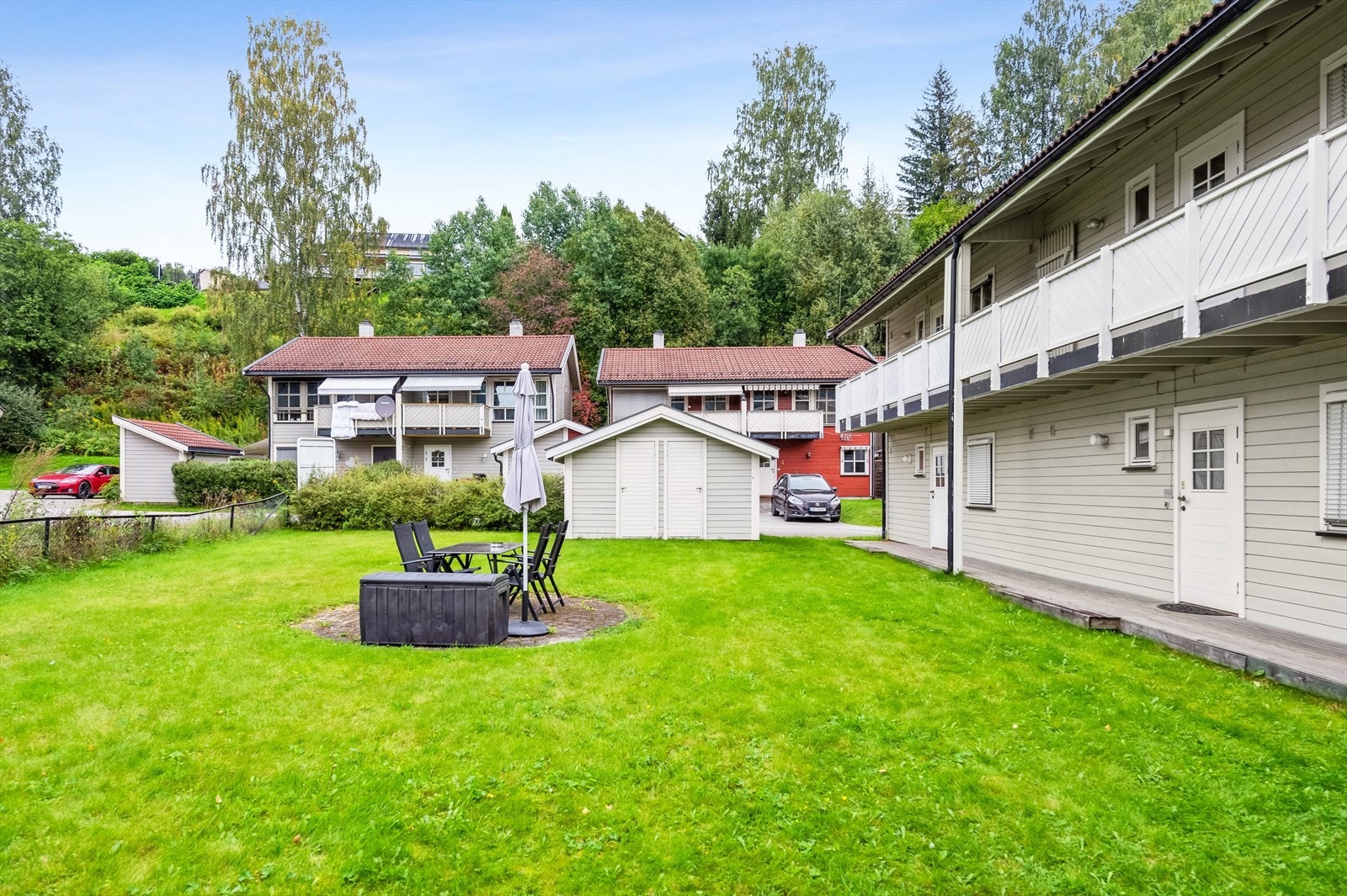 Stort grøntareal med plen og beplantning. Galleribilde