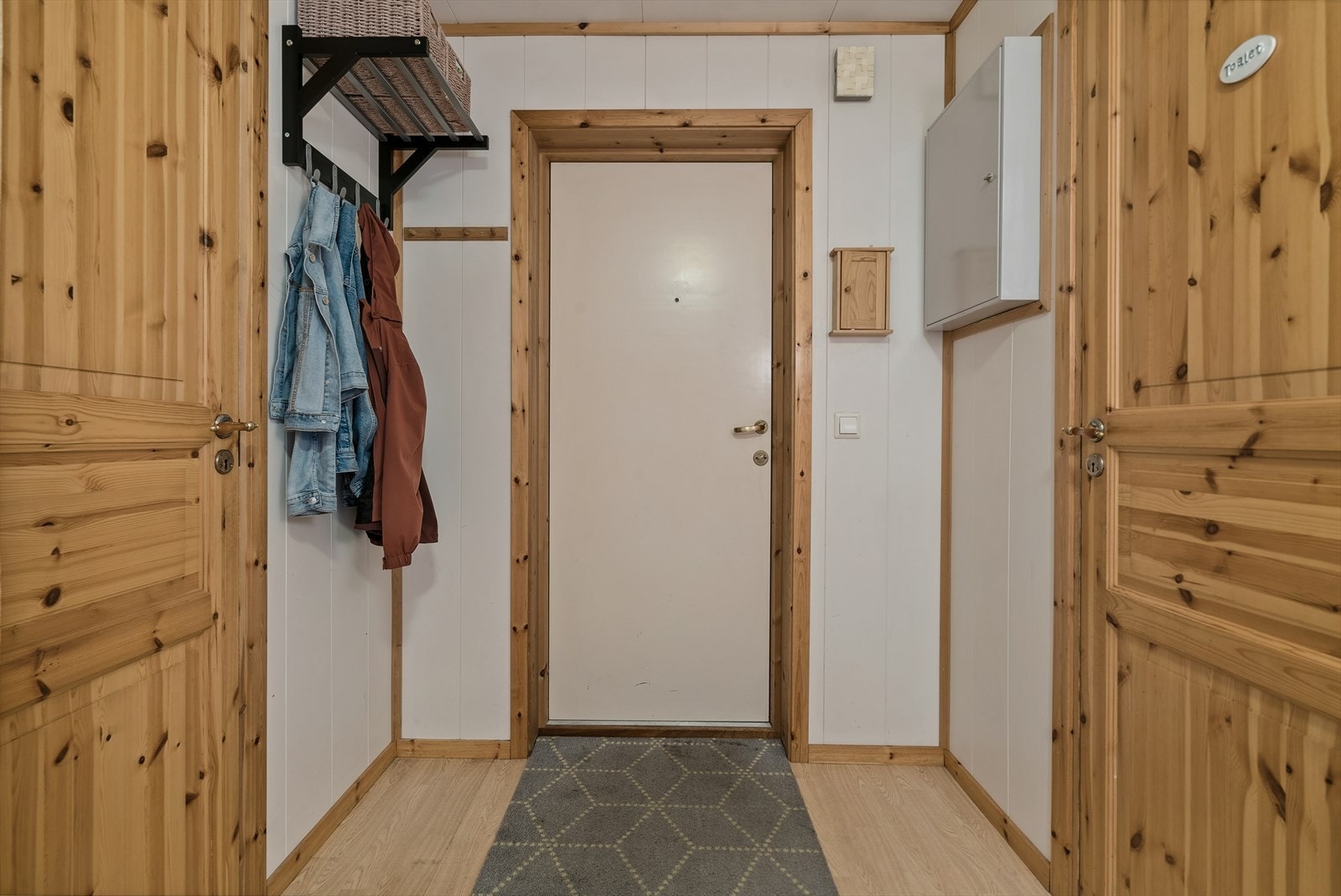 I tilknytning til entrèen finner du også en innvendig bod med lagringsmuligheter. Galleribilde