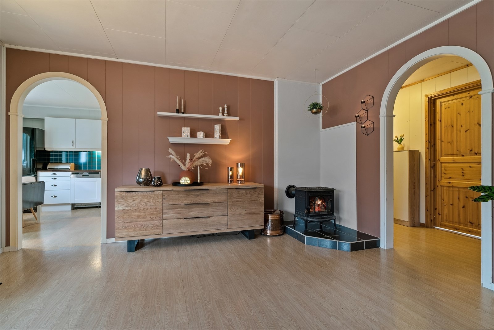 Videre via gang kommer du til øvrige rom i leiligheten som består av soverom, bad, stue og kjøkken. Galleribilde