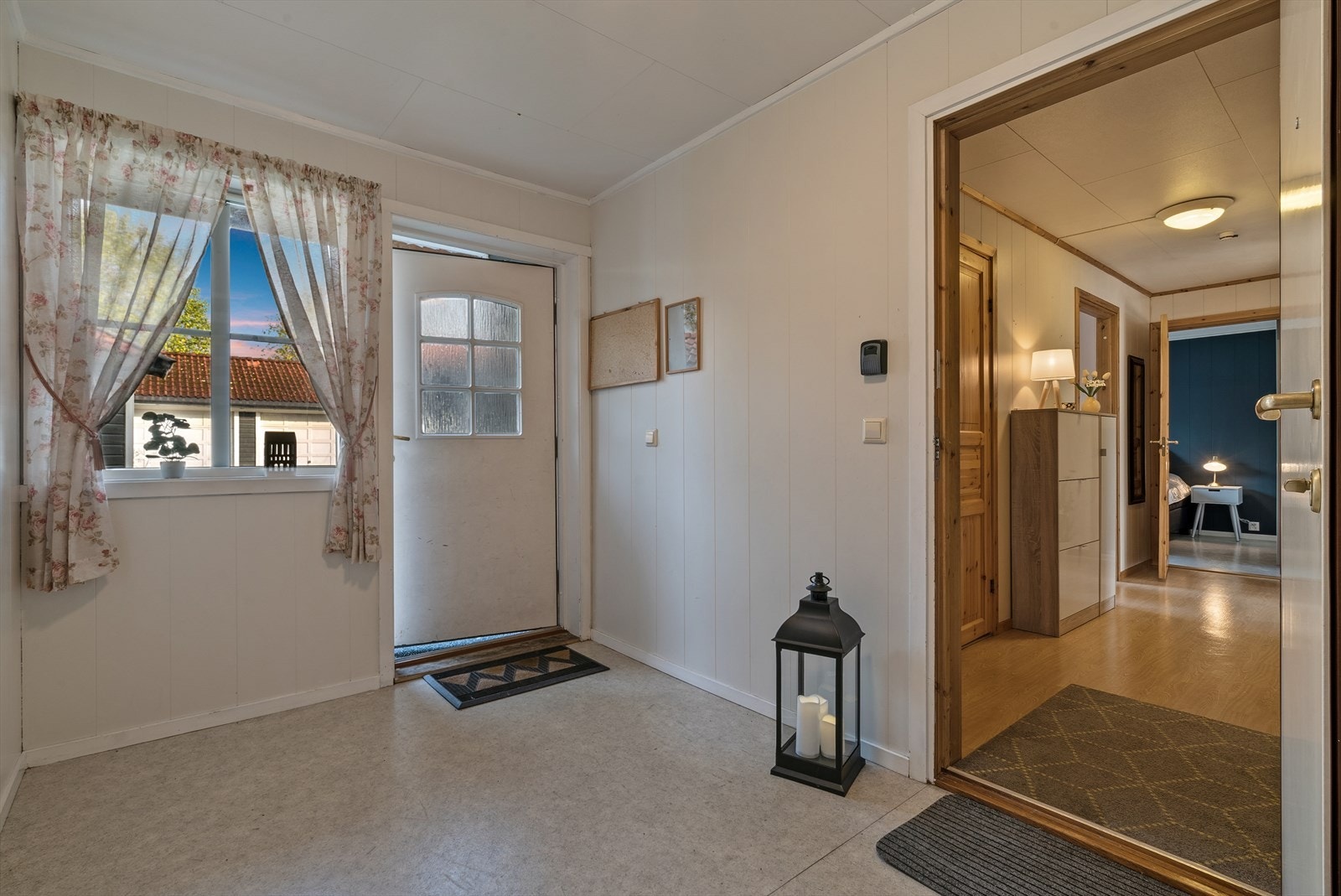 Innvendig kommer du inn til en lys og romslig entrè. Galleribilde