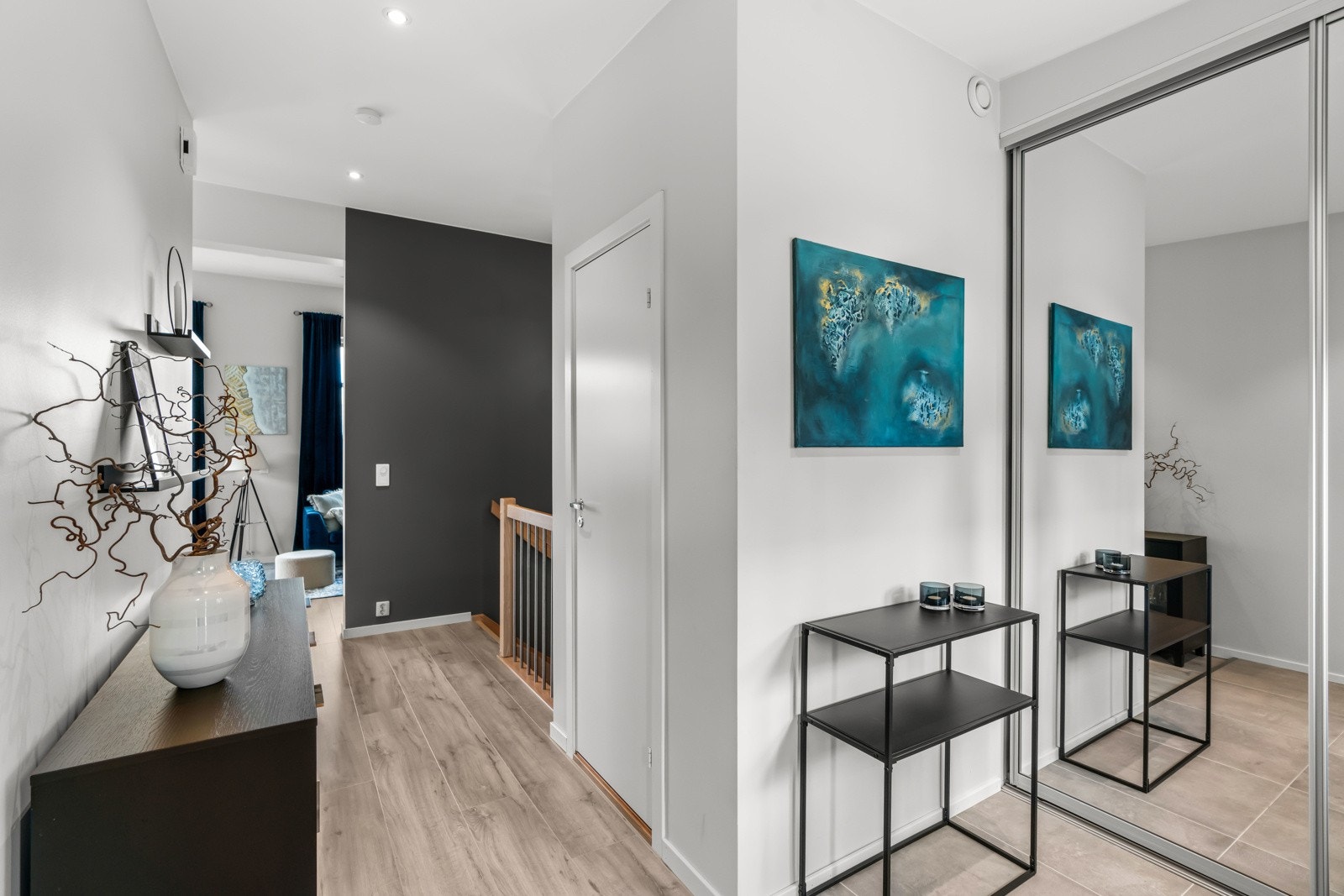 Fra stuen og gangen er det rett frem til entreen Galleribilde