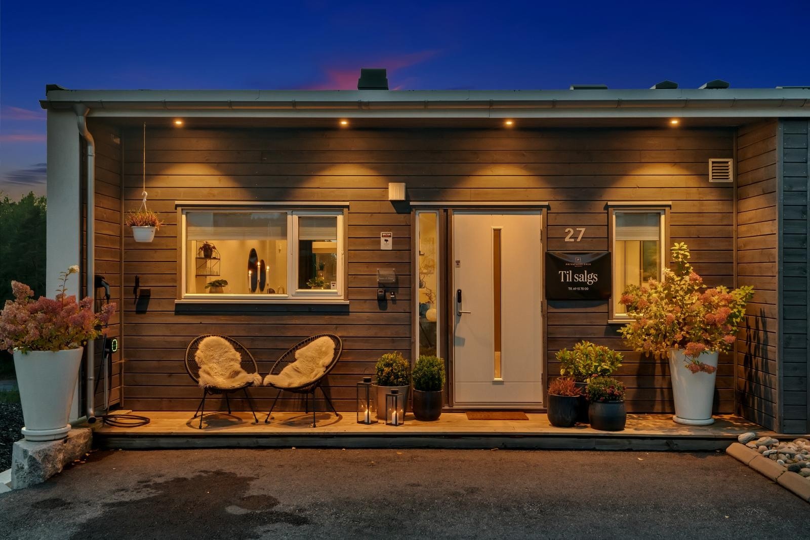 Flott fasade med fint inngangsparti Galleribilde