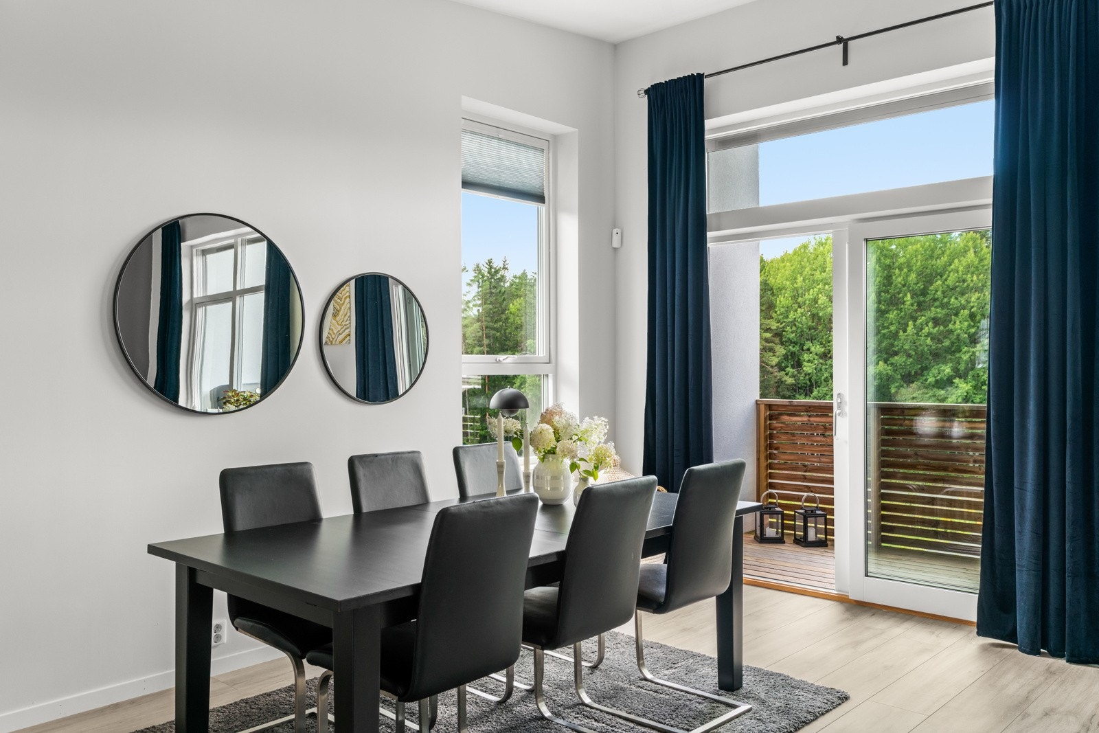 I spisestuen kan du se fram til gode måltider med utsikt mot en beroligende natur Galleribilde