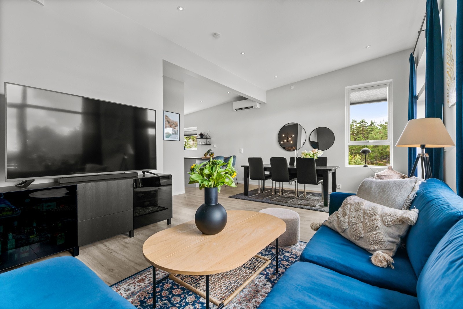 Den gode takhøyden og de lyse overflatene skaper sammen en romslig følelse Galleribilde