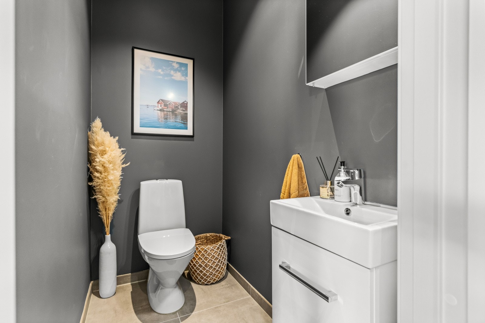 Lun og moderne toalett i 1.etasje Galleribilde