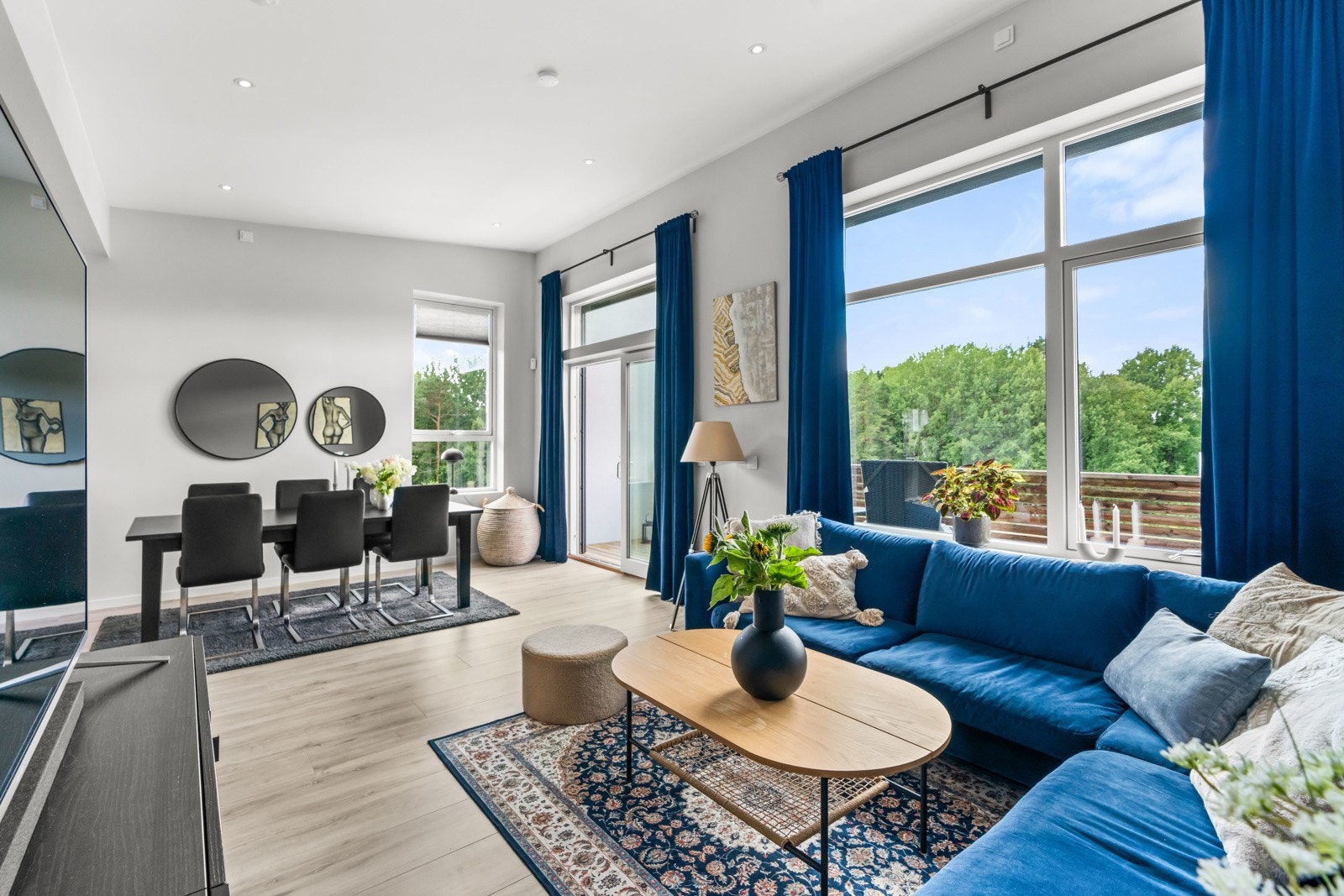 Stuen har store vinduer som slipper inn masse naturlig lys Galleribilde