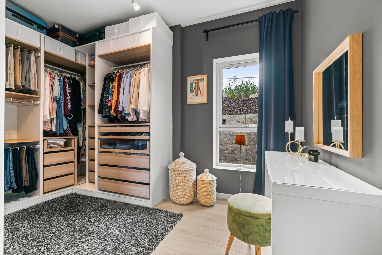 Dette soverommet er idag brukt som walk-in closet Galleribilde