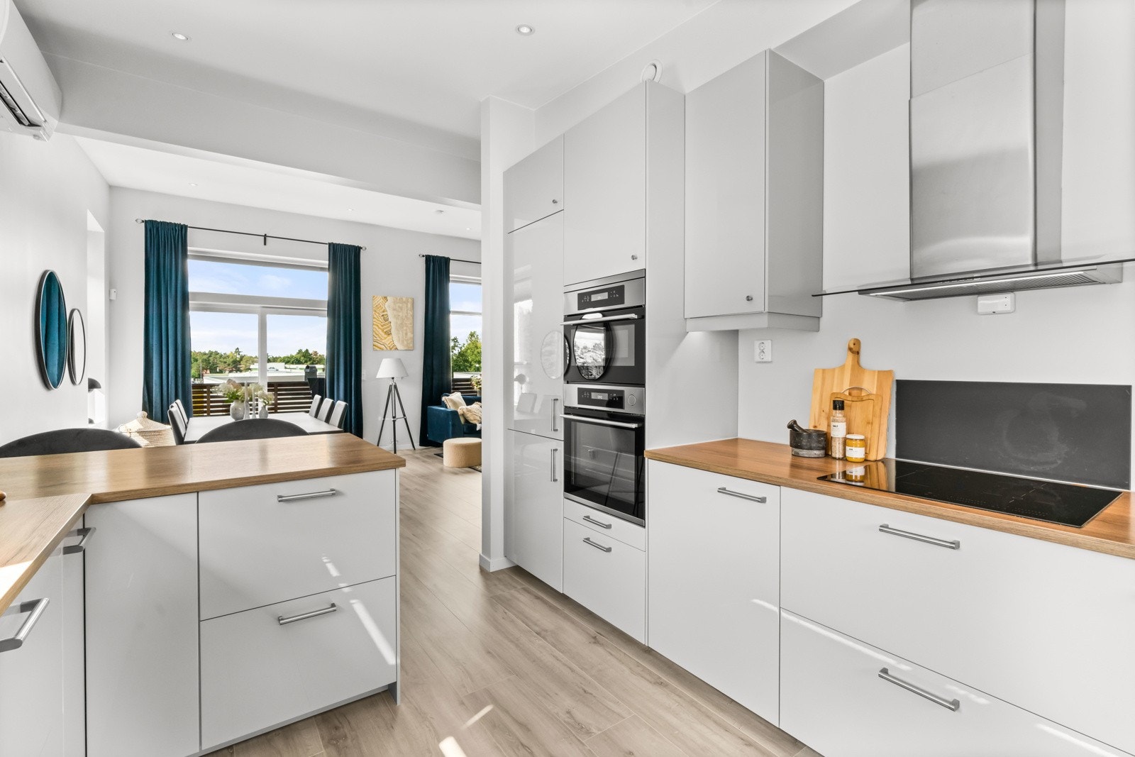 ...og rikelig med skapplass og benkeplass Galleribilde