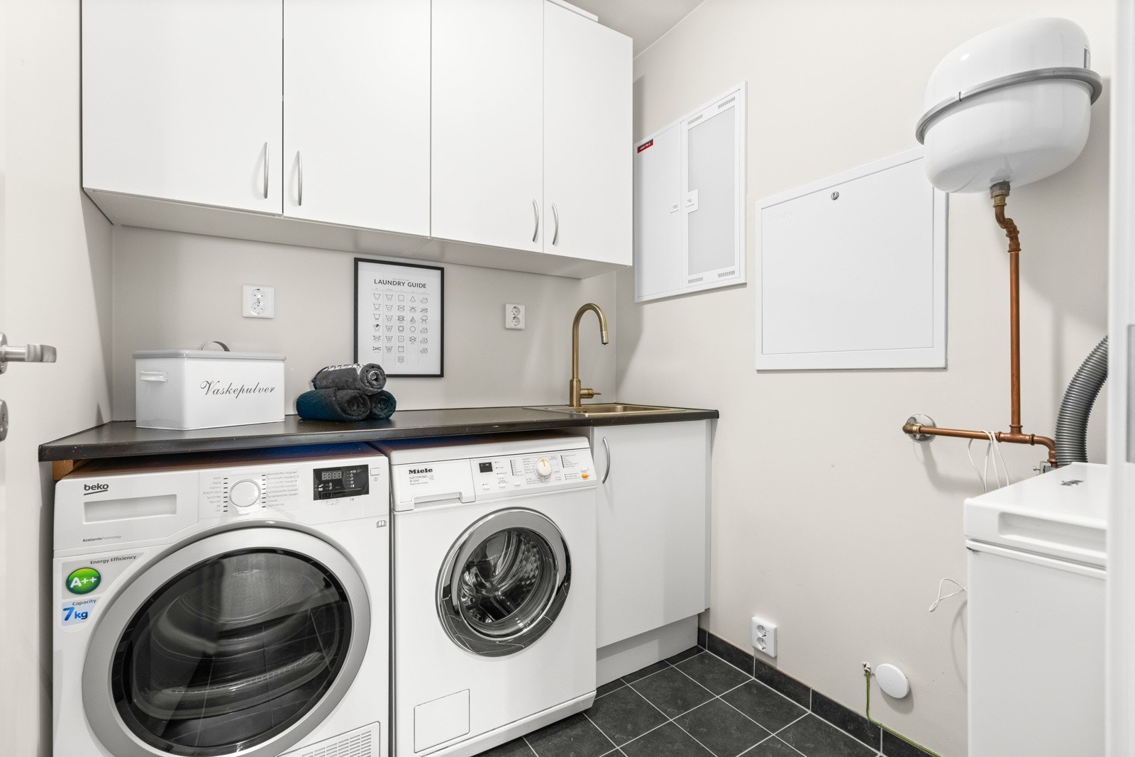 Praktsik og pent vaskerom med varmekabler i gulv Galleribilde