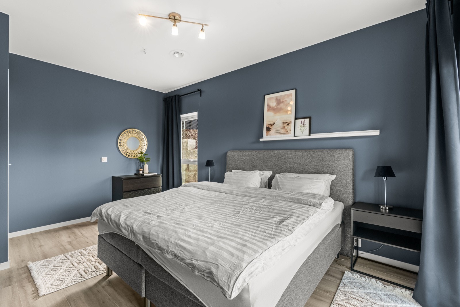 Soverommet er veldig romslig og har plass til alt du trenger Galleribilde